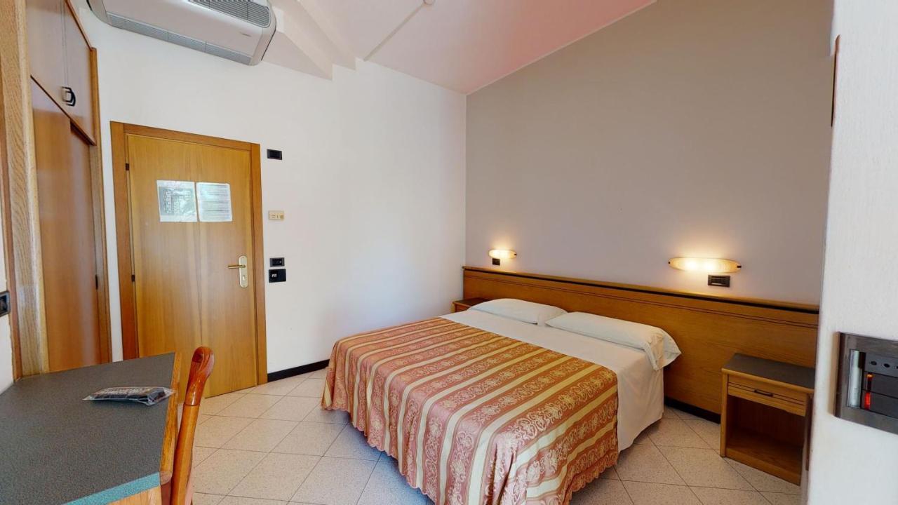 Hotel Excelsior Червия Екстериор снимка